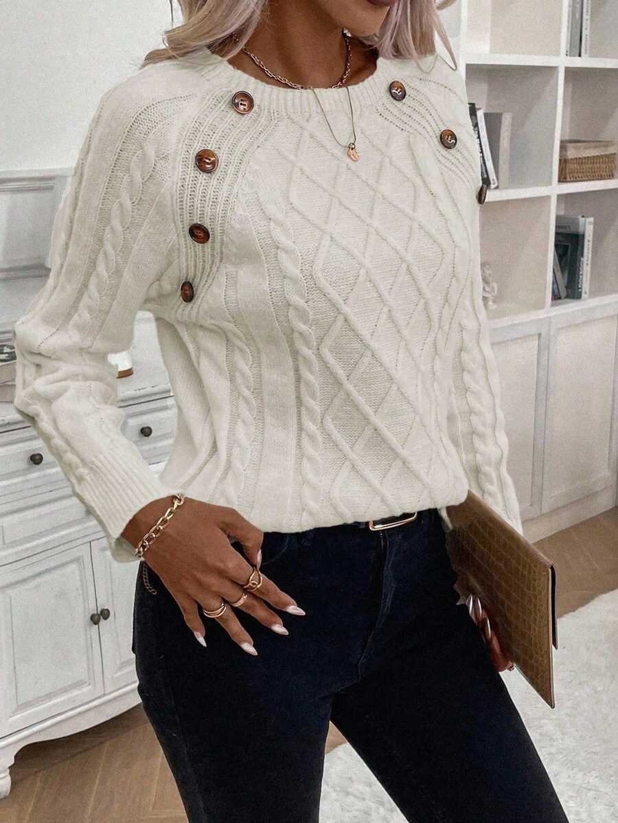 Clara – Pullover mit Knopfdetails und Zopfmuster