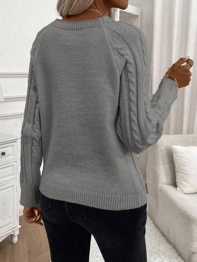Clara – Pullover mit Knopfdetails und Zopfmuster
