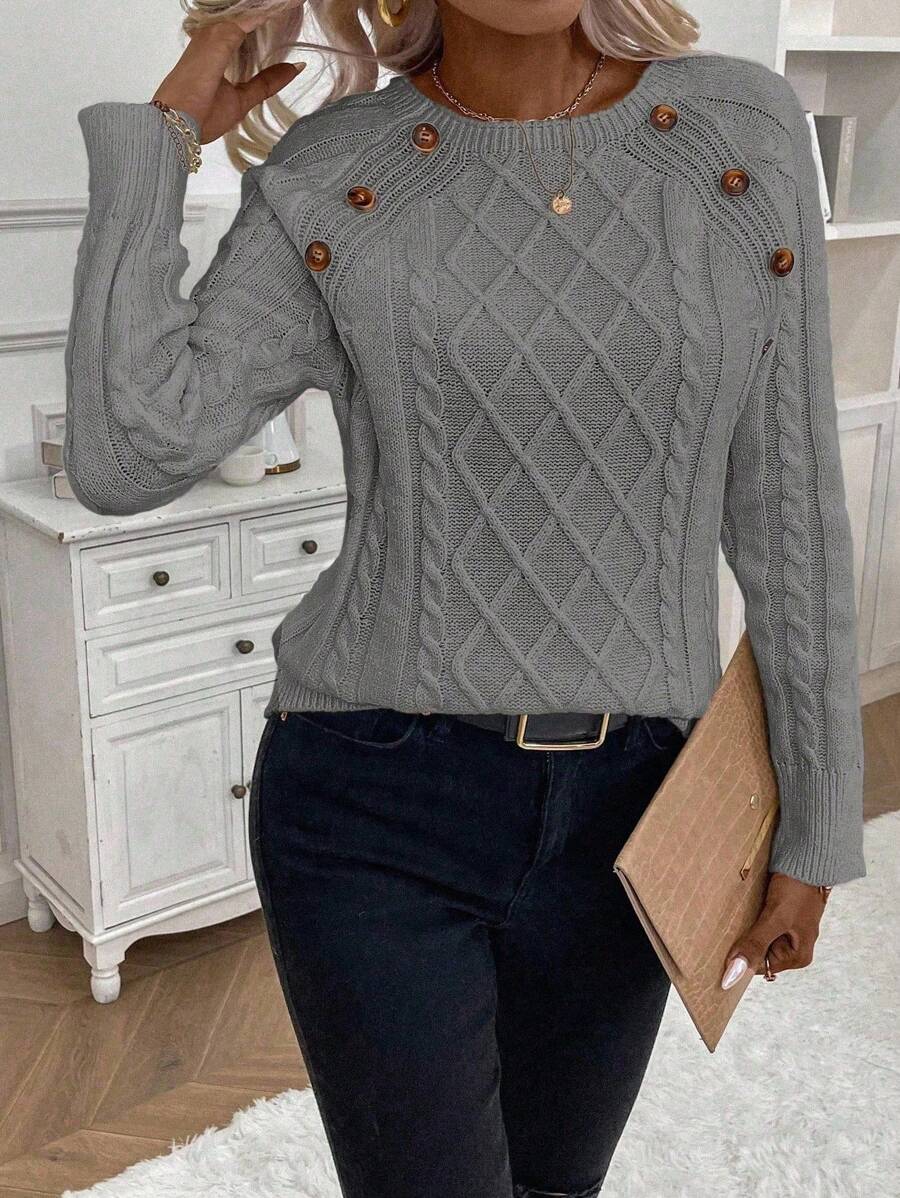 Clara – Pullover mit Knopfdetails und Zopfmuster