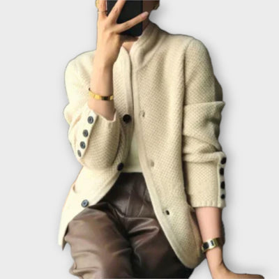 Hochgeschlossener Cardigan mit Knöpfen – Mühelose Eleganz