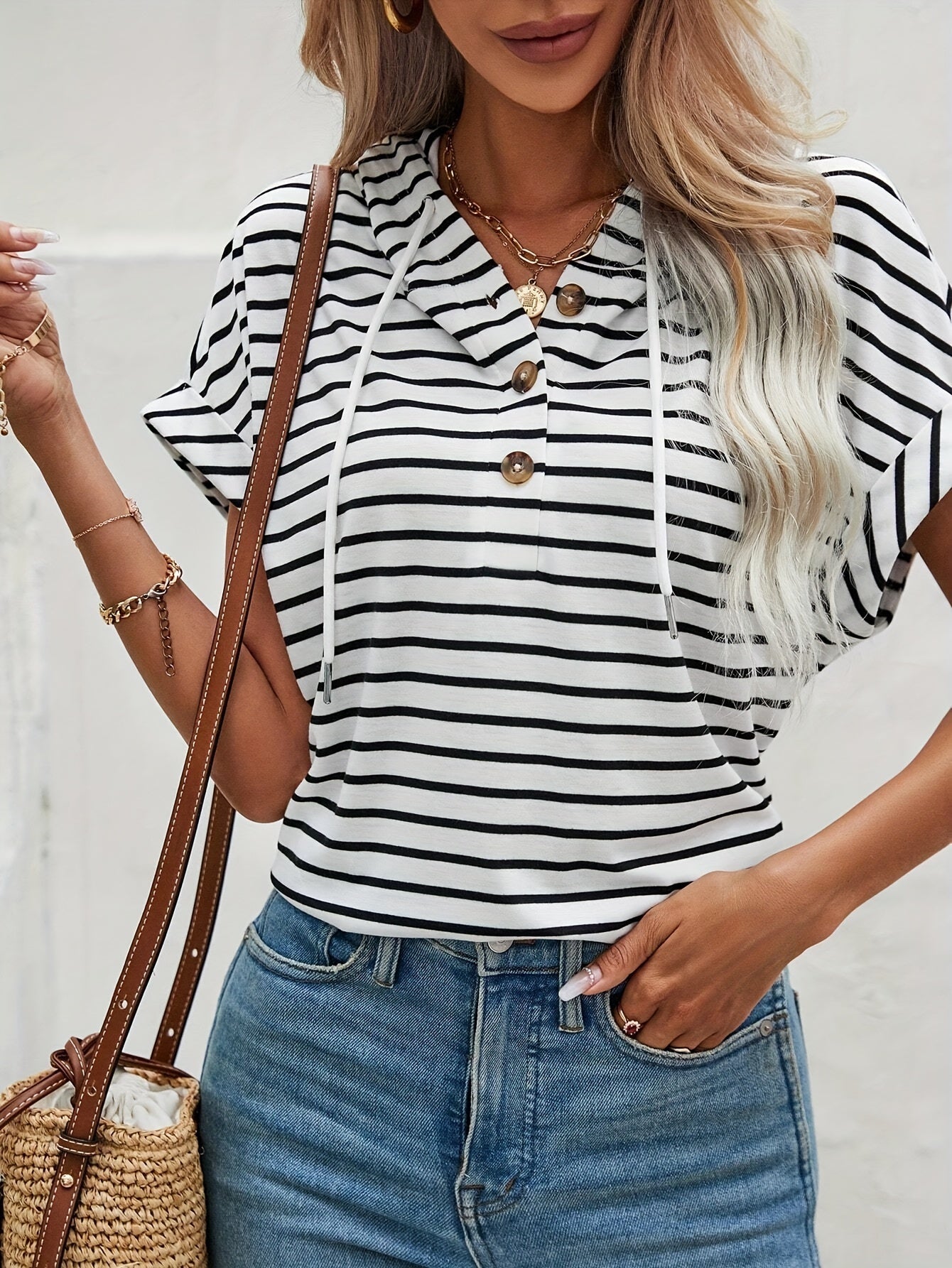 Gestreifte Damen Hoodie mit kurzen Ärmeln und Knopfverschluss – Romy