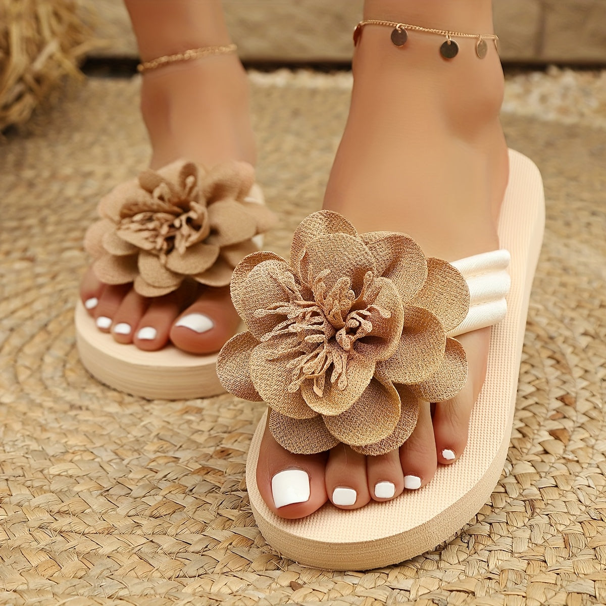 Stylische Damen-Slipper mit Blumendetail für den Sommer - BlütenSchritt