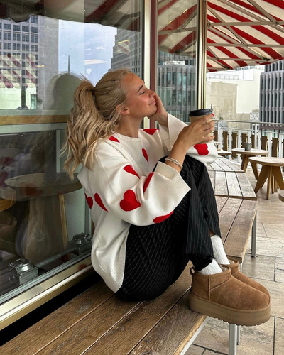 Bridget | Modell 'All Hearts' Oversized Pullover