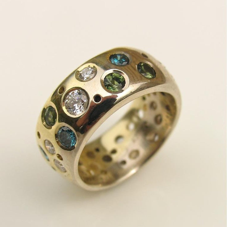 Ring mit runden, inkrustierten Kristallen in Vintage Gold