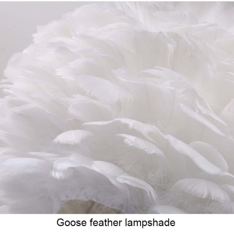 Designer Tischlampe mit Federschirm – Goldenes Stativ & Weiches Stimmungslicht