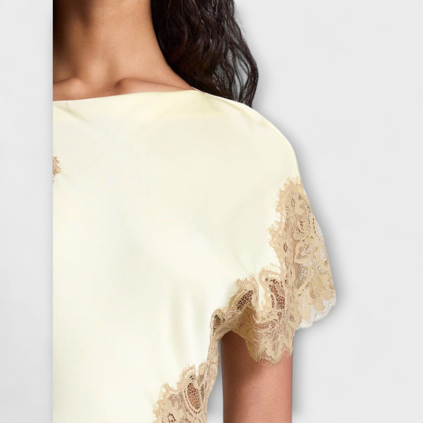 Margaret - Maxikleid mit Satin- und Spitzenakzenten