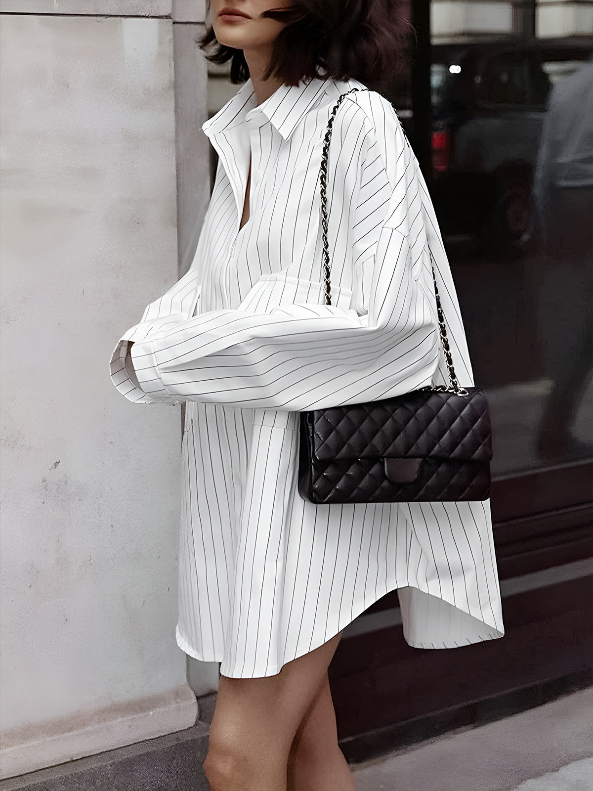 Weißes oversized Hemdkleid mit Streifen – Streetstyle-Look