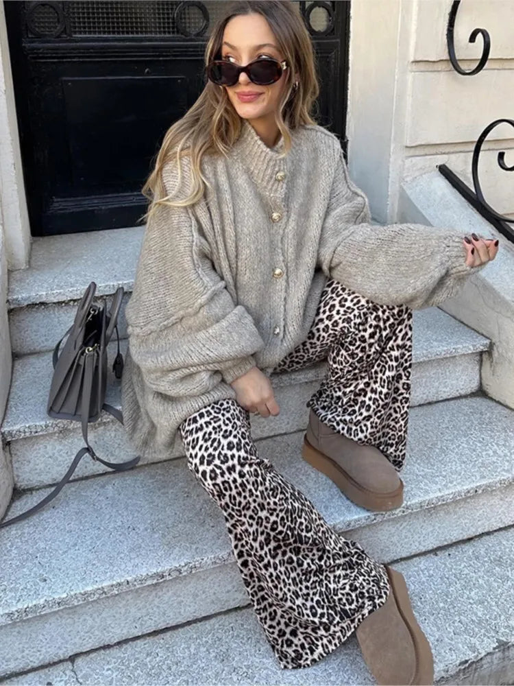 Bequeme Strickjacke mit Geripptem Ausschnitt