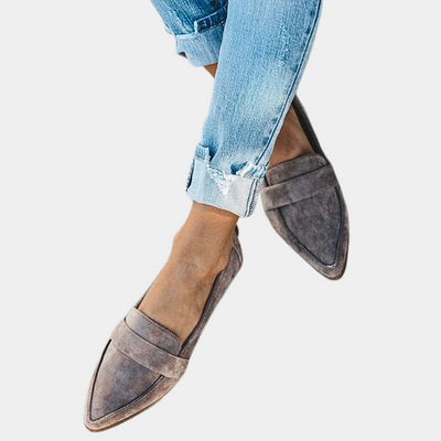 Damen Slipper aus Wildleder mit spitzer Zehenpartie und flachem Absatz