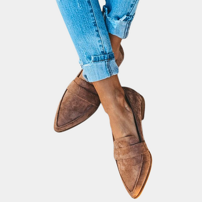 Damen Slipper aus Wildleder mit spitzer Zehenpartie und flachem Absatz