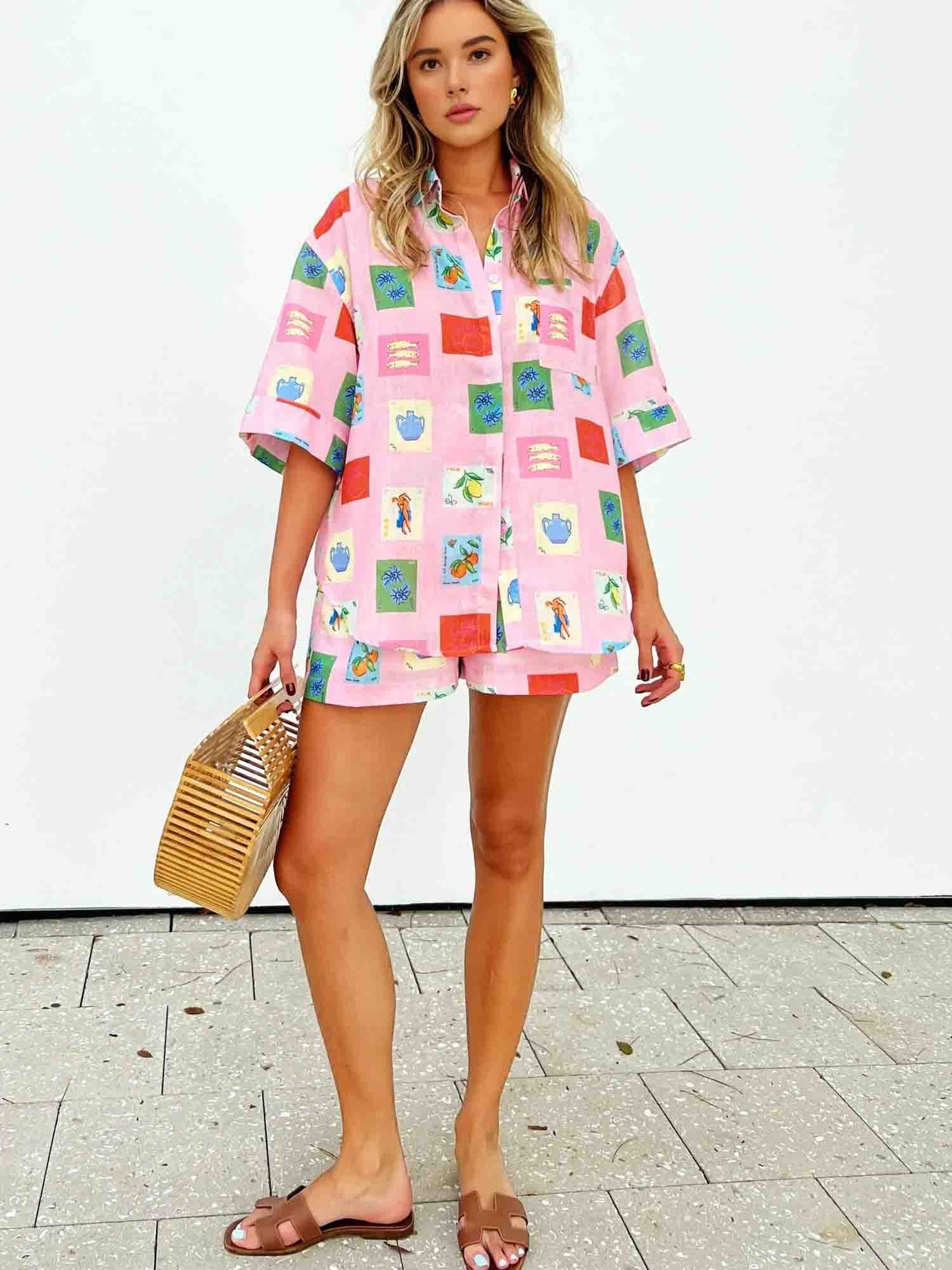 Trendige Sommer-Kombi aus bunter Bluse und Shorts - SonneSet