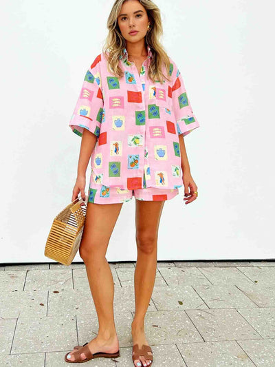 Trendige Sommer-Kombi aus bunter Bluse und Shorts - SonneSet