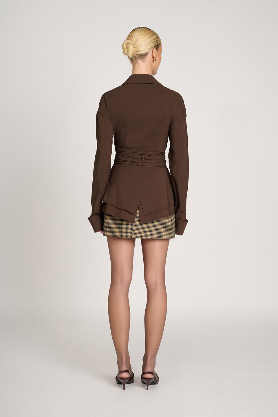 Braune Oversize Bluse mit Drapierung und Hemdkragen für Damen