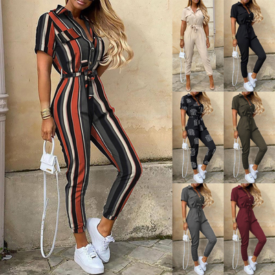 Damen Jumpsuit – Taillierter Schnitt mit Gürtel – Kurzarm – Streifenmuster – Knopfleiste