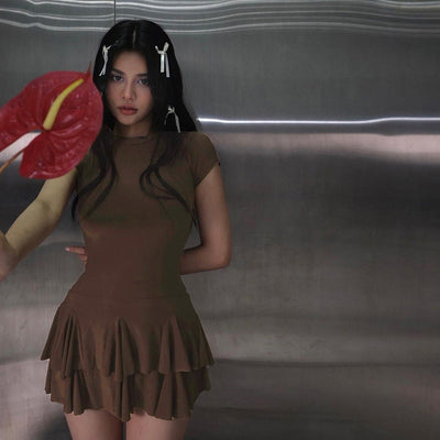 Stilvolles Damen Minikleid mit Schößchen und Rundhalsausschnitt – Nayeli