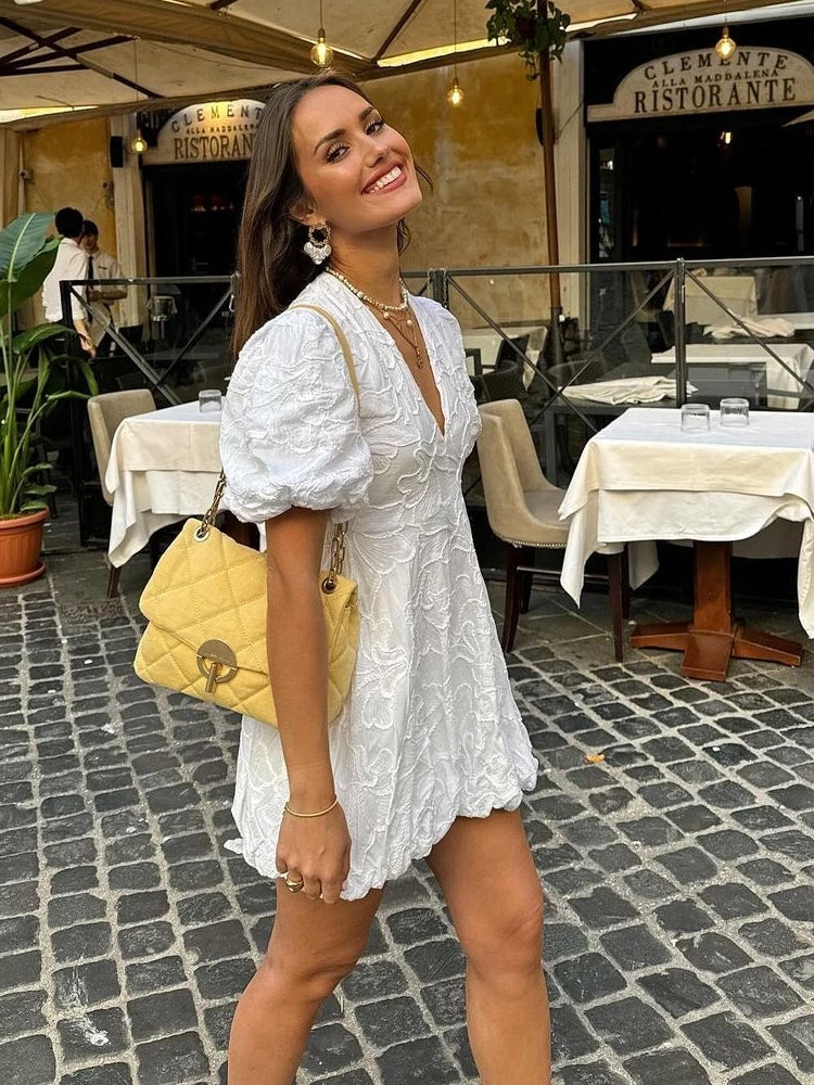 Weiße Sommerkleid mit Stickerei & Rüschen