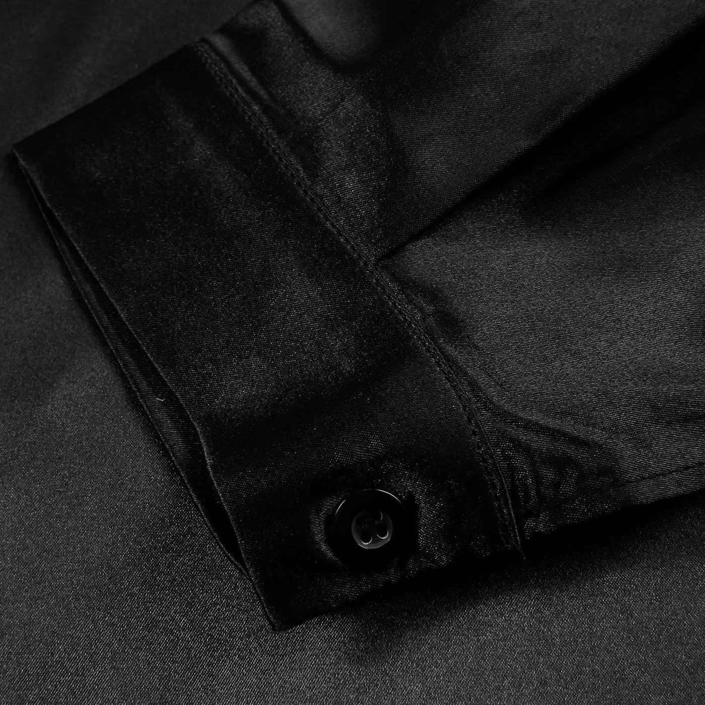 Satinhemd mit tiefem Ausschnitt