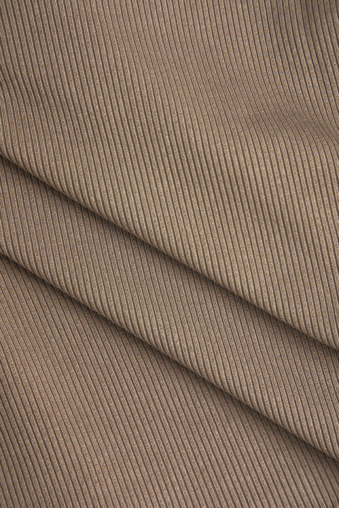 Amira | Asymmetrisches Langarm-Top mit Cut-Out & Knopfdetails