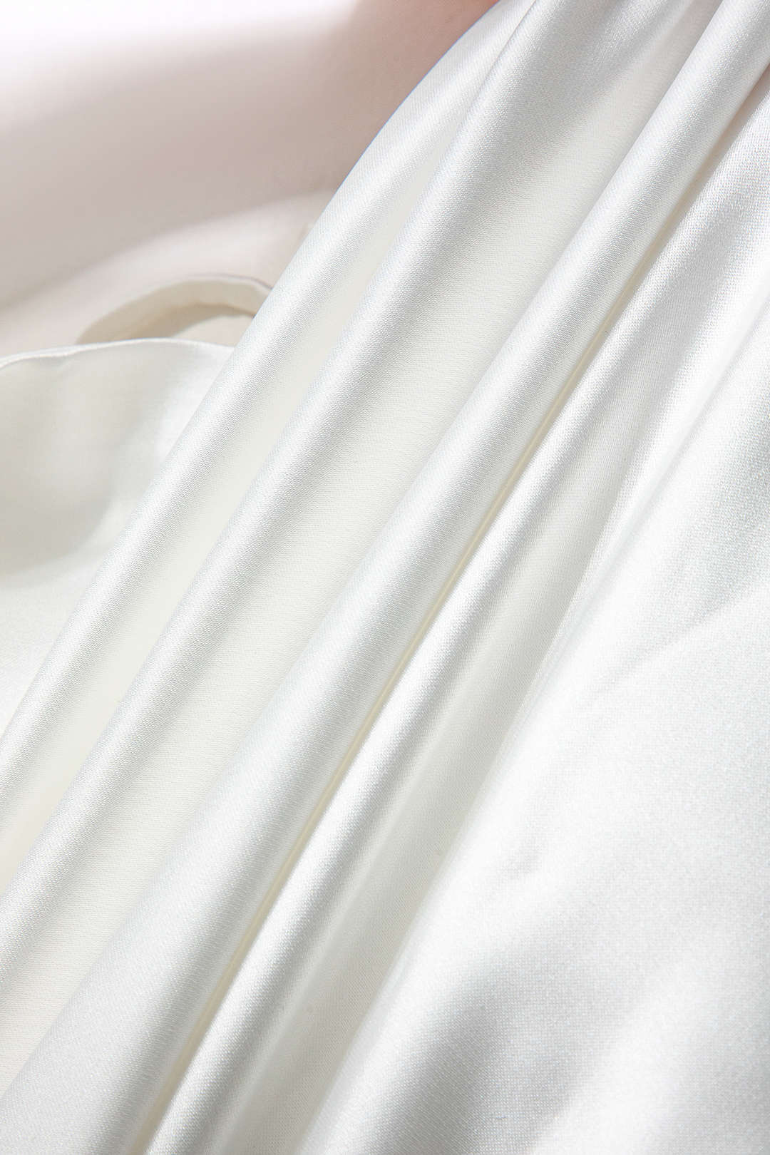 Elizabeth | Ein Stück Satin-Top mit verstellbaren Schnürträgern & Knotendetail