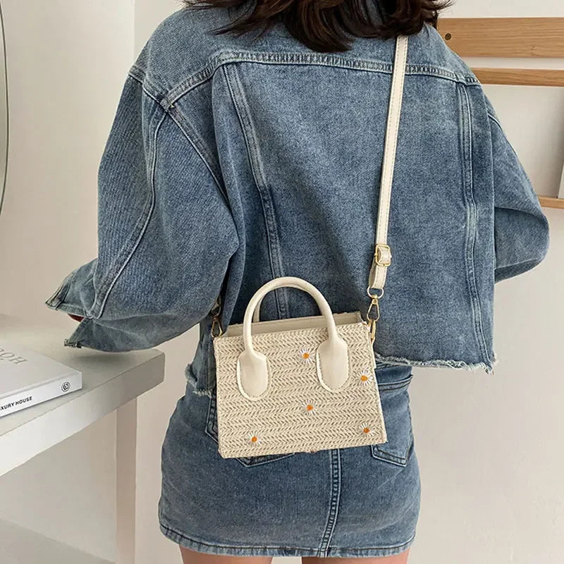 Strohtasche fur Damen – Geflochtene Handtasche mit Blumenakzenten