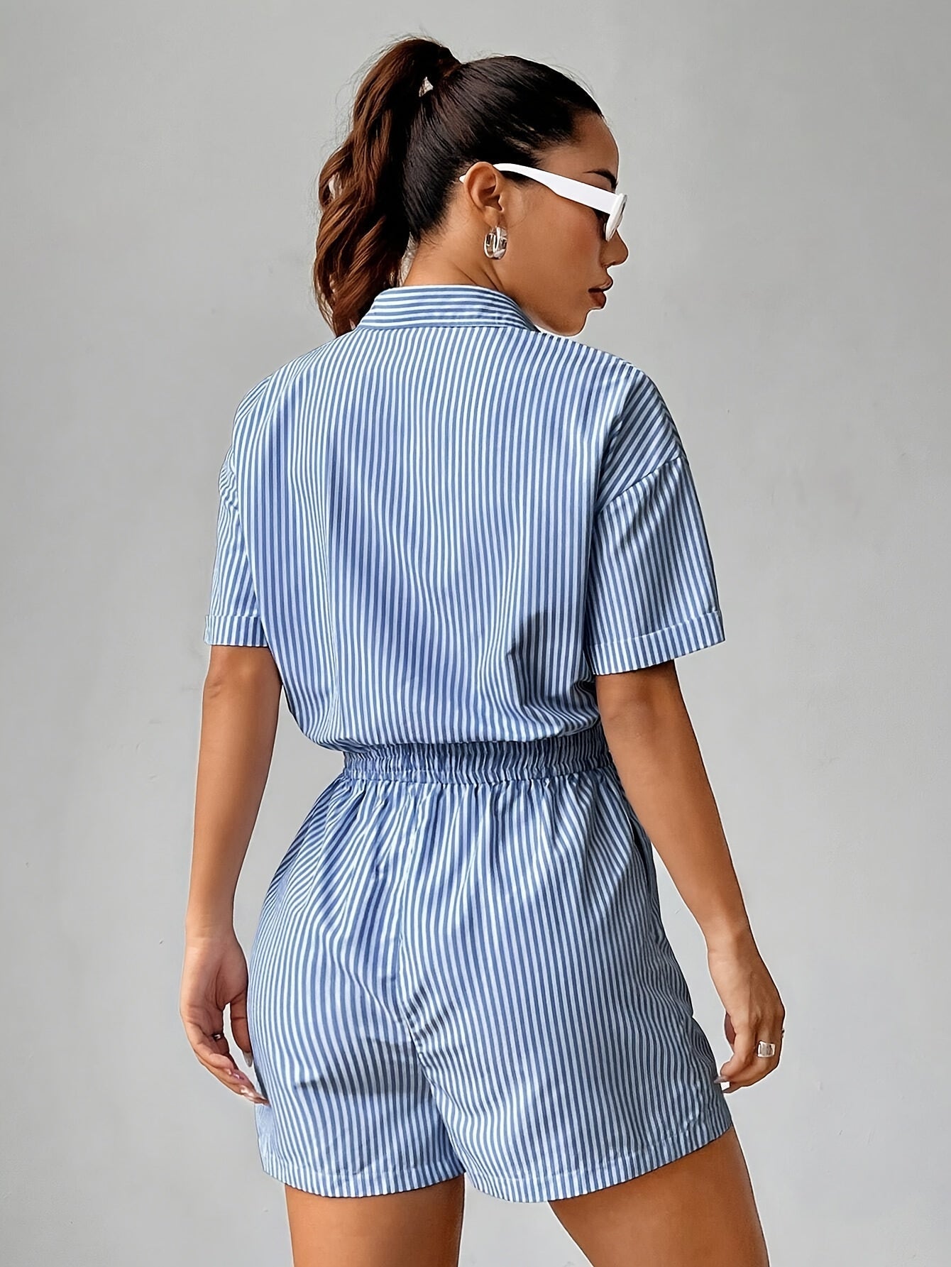 Trendiger Damen Jumpsuit mit kurzen Ärmeln für den Sommer - StreifenFrisch