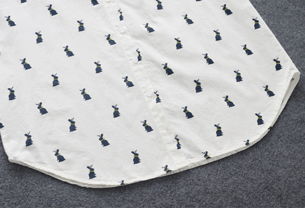 Verspieltes Shirtkleid mit Hasenprint und Reverskragen – Elina