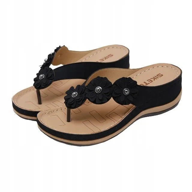 Carmela – Elegante Blumen Wedge Sandalen