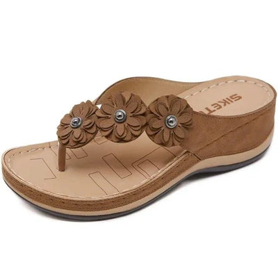 Carmela – Elegante Blumen Wedge Sandalen