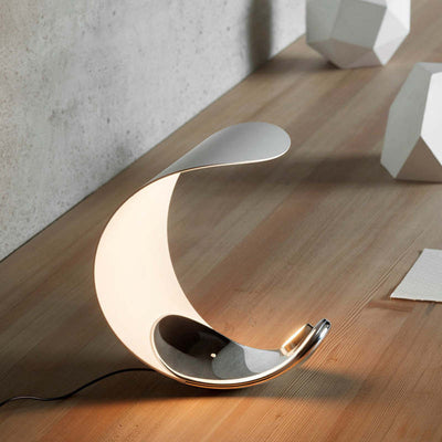 Designer Tischlampe „Halbmond“ – Modernes LED-Lichtobjekt im Mond-Design