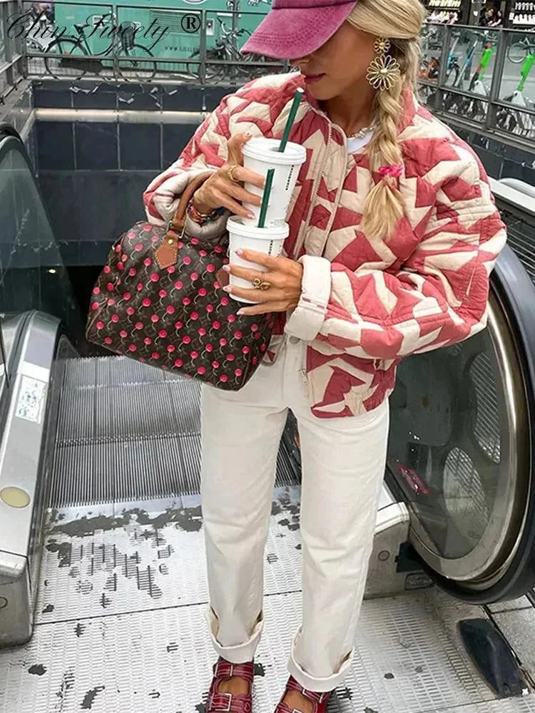 Damen Bomberjacke in Rot und Weiß mit geometrischem Muster