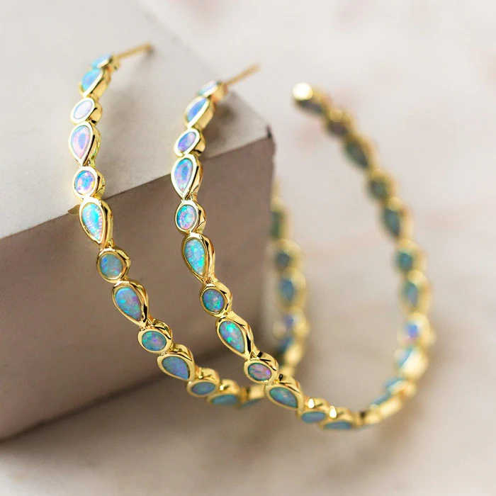 Vintage goldene Ohrreifen mit blauem Opal