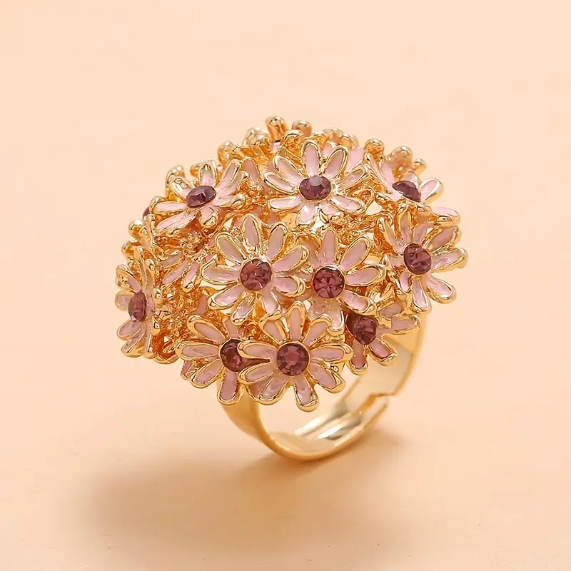 Roter Ring mit kristallinen Blumen im Vintage-Look