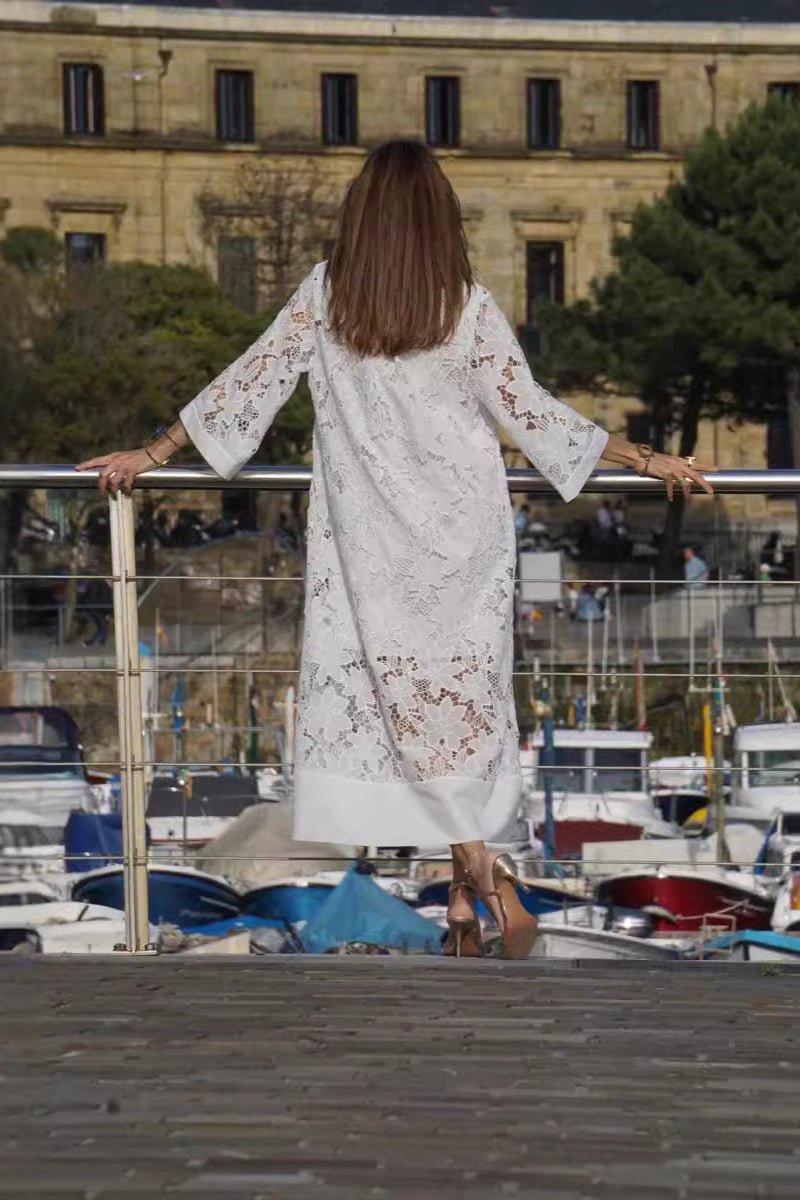 Maja - Modern fließendes Spitzenkleid mit raffinierten Details