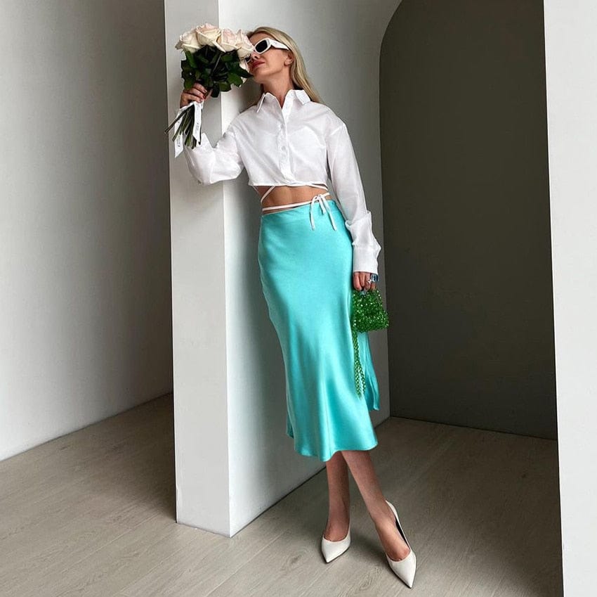 Unifarbener Satin-Midirock