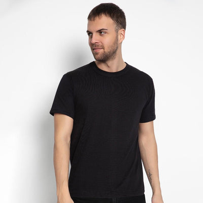 Set aus 3 Herren T- Shirts, 100% Baumwolle (strapazierfähig), Doppelkragen (verbreitert sich nicht), Reguläre Passform (komfortabel), SCHWARZ (für jeden Stil)