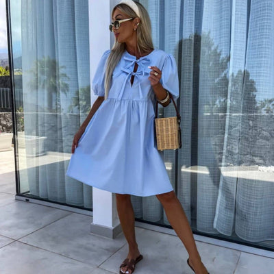 Keaton | Trendiges einfarbiges Damenkleid mit Fliege vorne und Puffärmeln