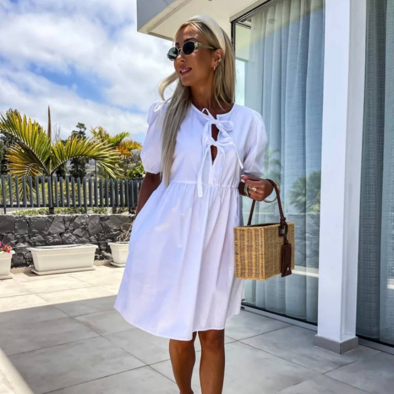 Keaton | Trendiges einfarbiges Damenkleid mit Fliege vorne und Puffärmeln