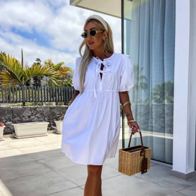 Keaton | Trendiges einfarbiges Damenkleid mit Fliege vorne und Puffärmeln