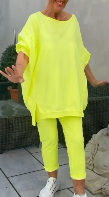 Sena | Rundhalsausschnitt mit Schlitz. Fluoreszierender Freizeitanzug für Damen