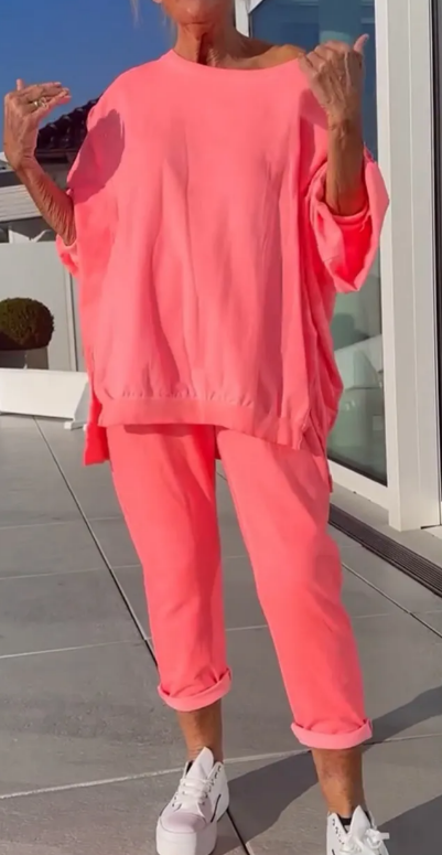 Sena | Rundhalsausschnitt mit Schlitz. Fluoreszierender Freizeitanzug für Damen