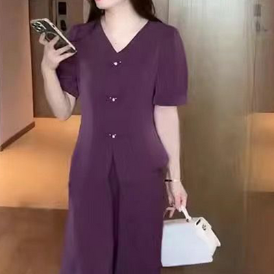 Delia | Kurzärmeliges Oberteil mit V-Ausschnitt und passende Hose